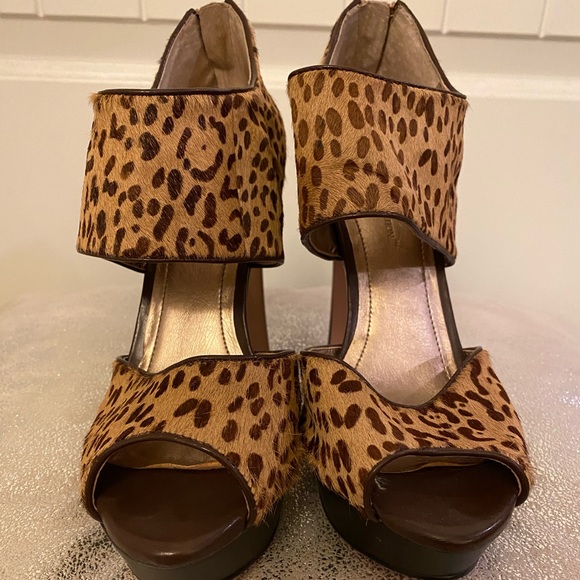 NEVER WORN : Women’s Leopard Pumps - Picture 2 of 5